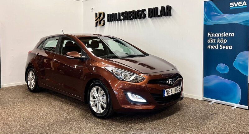 Brun Begagnad 2012 Hyundai i30 Premium Halvkombi | 88 800 kr (Marknadspris) - Bild 1/4