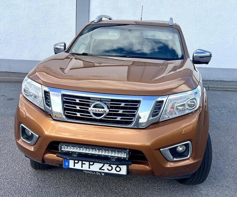 Orange Begagnad 2017 Nissan Navara Pickup | 195 000 kr (Marknadspris) - Bild 1/4