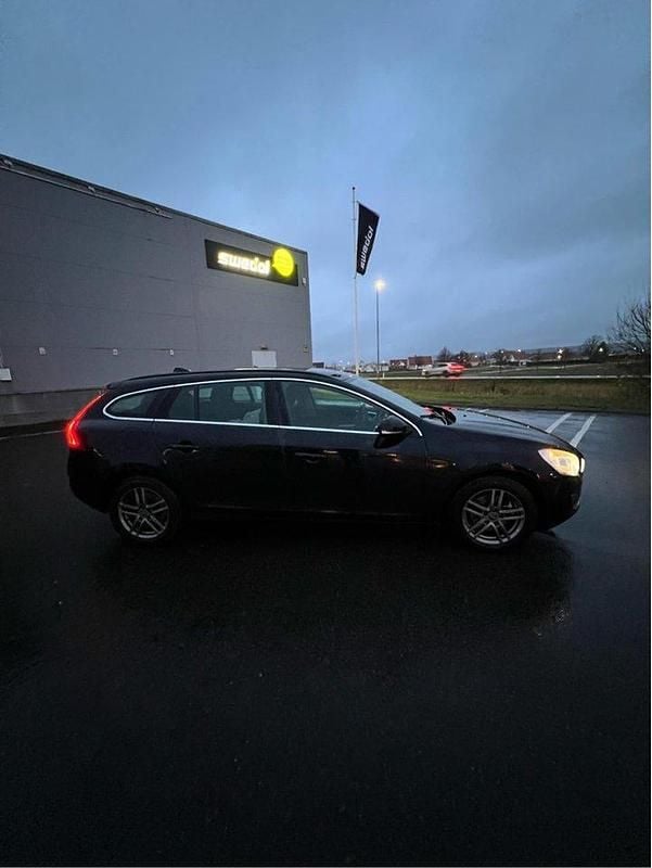 Svart Begagnad 2013 Volvo V60 Momentum Kombi | 85 000 kr (Bra pris) - Bild 1/4