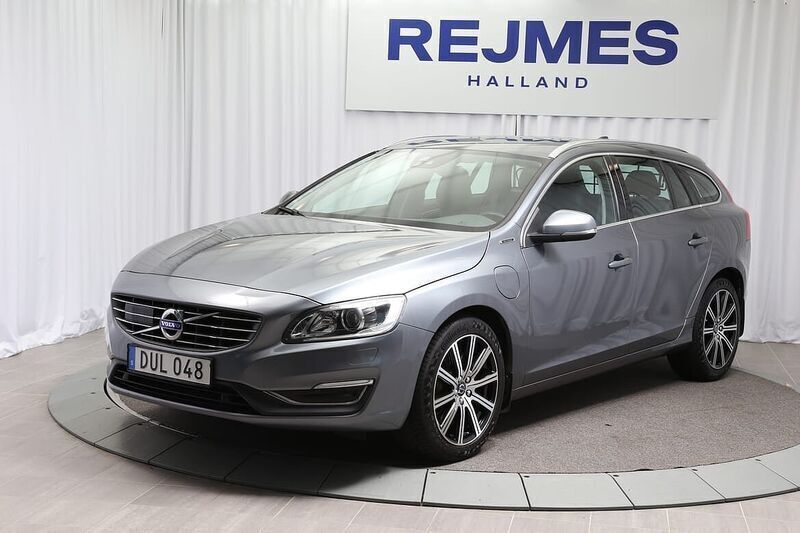 Grå Begagnad 2018 Volvo V60 Standard Kombi | 239 500 kr (Lite dyr) - Bild 1/4