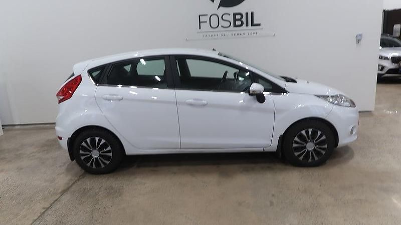 Begagnad Ford Fiesta Titanium 75 HK (55 kW) 2010 Vit Halvkombi
