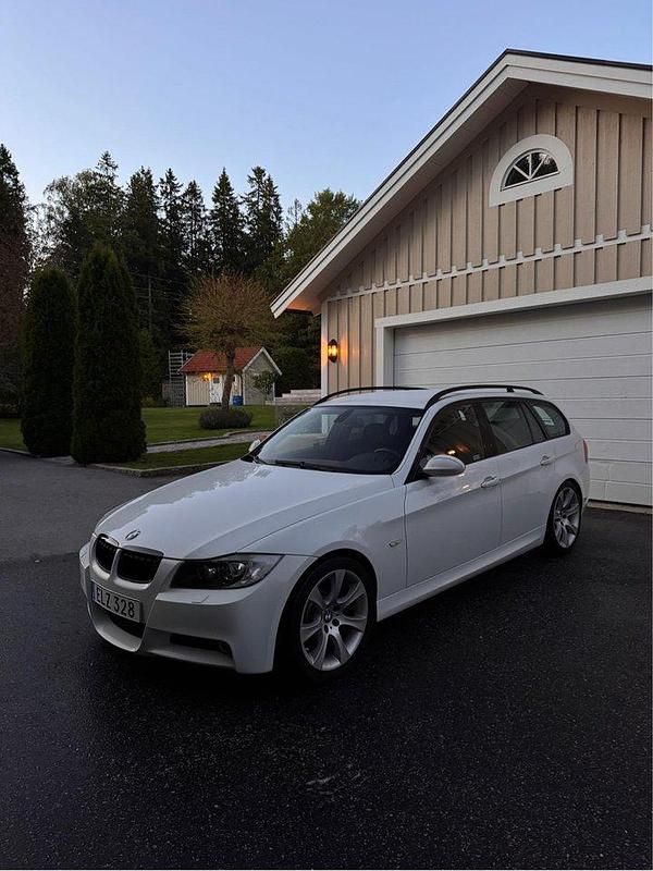 Vit Begagnad 2008 BMW 325 Comfort Edition Kombi | 99 900 kr (Lite dyr) - Bild 1/4