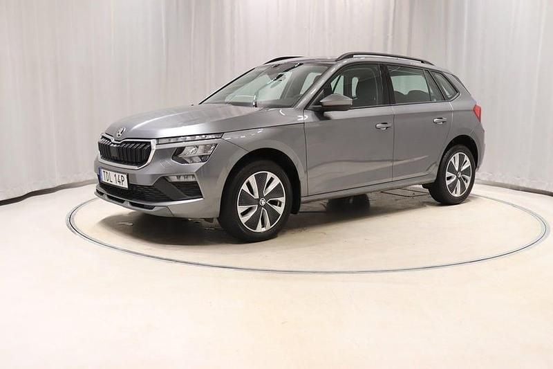 Grå Begagnad 2024 Skoda Kamiq SUV | 249 800 kr (Marknadspris) - Bild 1/4