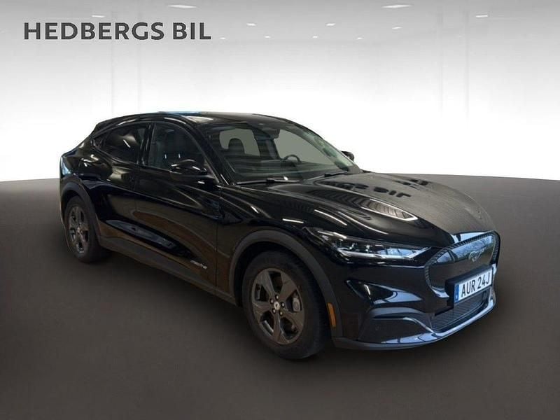 Svart Begagnad 2022 Ford Mustang Mach-E Standard Range SUV | 328 900 kr (Marknadspris) - Bild 1/4