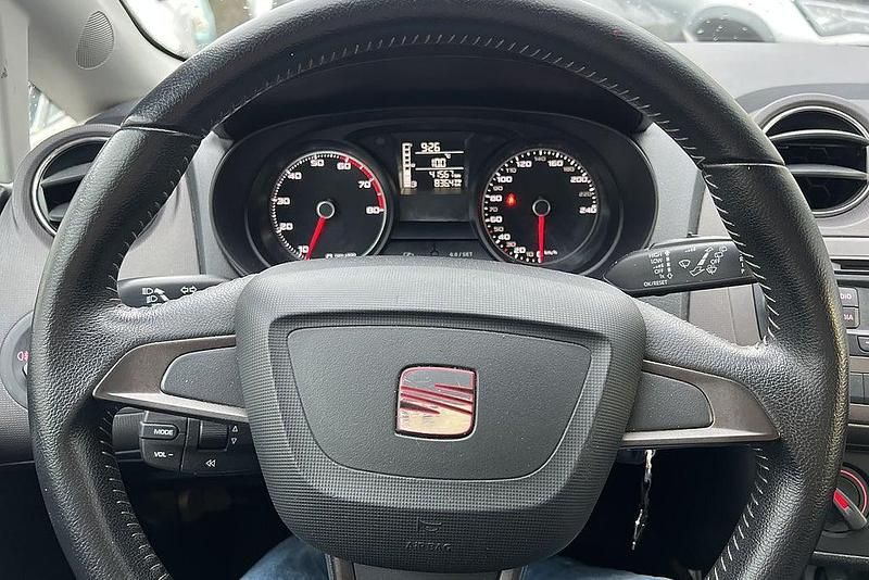 Begagnad Seat Ibiza Style 86 HK (63 kW) 2013 Mörkröd Halvkombi