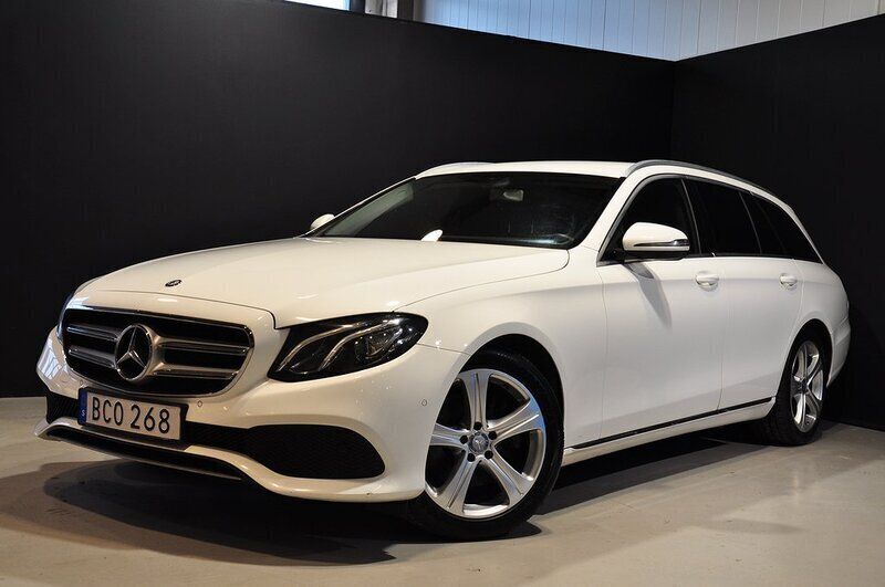 Vit Begagnad 2017 Mercedes E220 Avantgarde Kombi | 239 000 kr (Marknadspris) - Bild 1/4