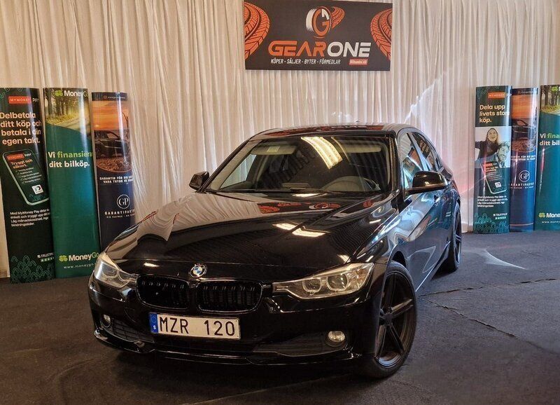 Svart Begagnad 2013 BMW 320 Sedan | 144 900 kr (Marknadspris) - Bild 1/4