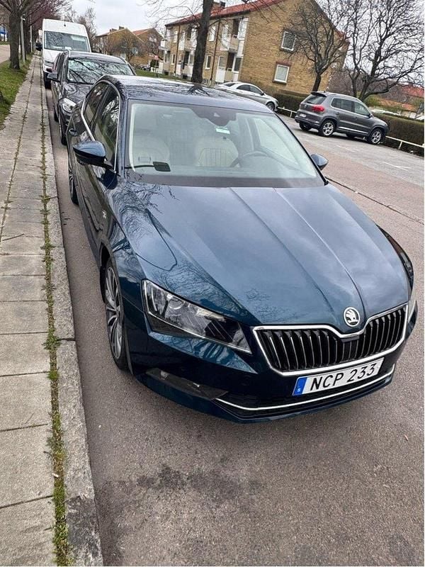 Blå Begagnad 2016 Skoda Superb LAURIN & KLEMENT Halvkombi | 179 900 kr (Superpris) - Bild 1/4