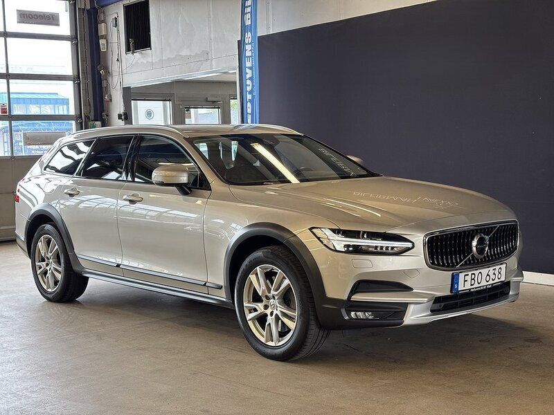 Ljusbrun (sandsilvermet) Begagnad 2018 Volvo V90 CC Momentum Kombi | 239 800 kr (Marknadspris) - Bild 1/4