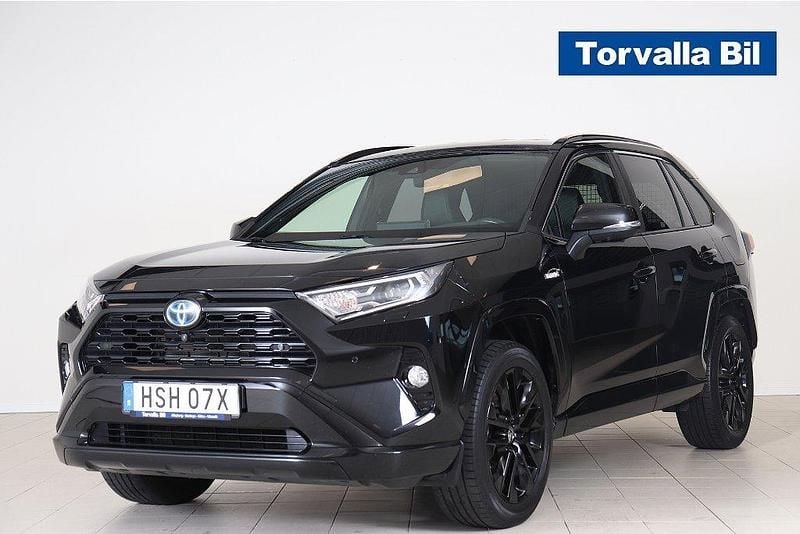 Svart Begagnad 2021 Toyota RAV4 Hybrid SUV | 359 000 kr (Marknadspris) - Bild 1/4