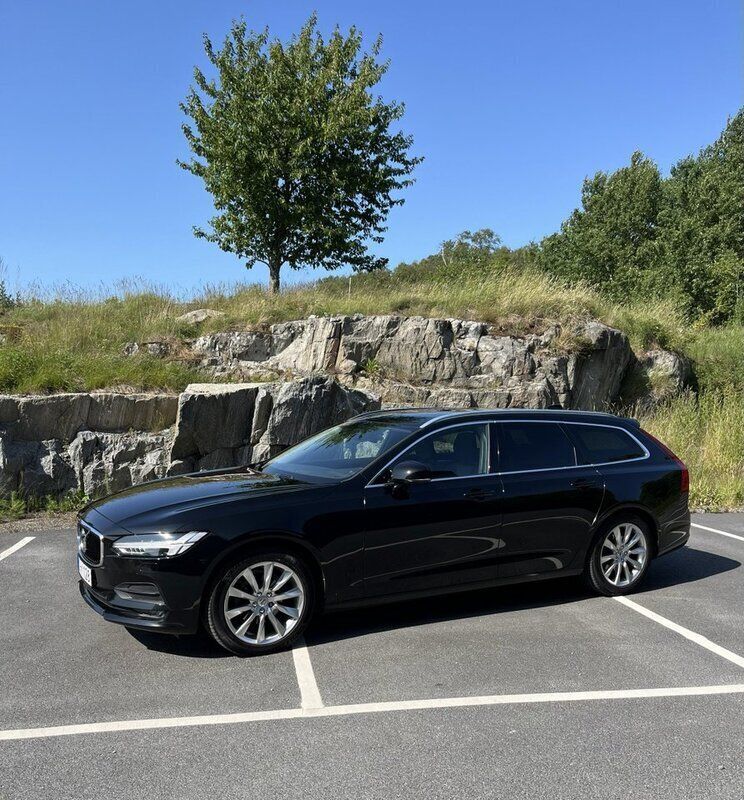 Svart Begagnad 2018 Volvo V90 Momentum Kombi | 204 000 kr (Marknadspris) - Bild 1/4