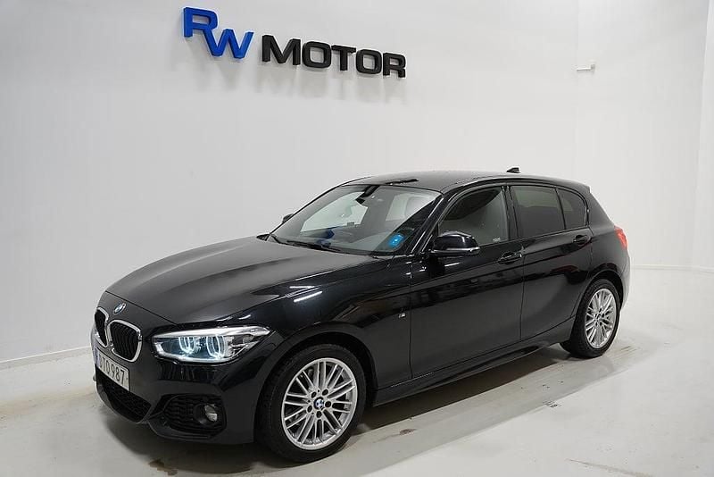 Svart Begagnad 2018 BMW 120 M Sport Halvkombi | 209 700 kr (Marknadspris) - Bild 1/4