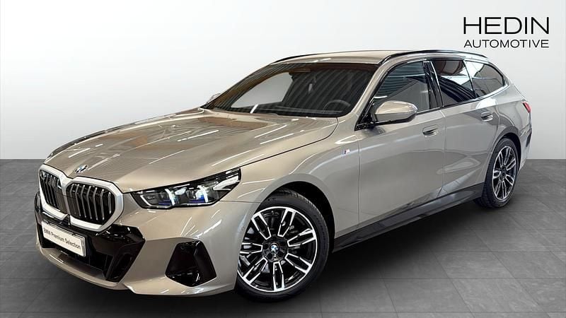 Grå (silver) Begagnad 2025 BMW 520 M Sport Kombi | 588 700 kr (Lite dyr) - Bild 1/4