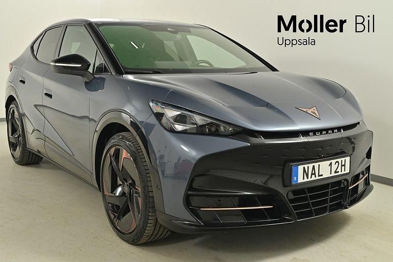 Mörkblå (tavascan blue metallic) Begagnad 2024 Cupra Tavascan VZ3 SUV | 539 000 kr (Marknadspris) - Bild 1/4