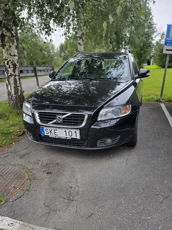 Svart Begagnad 2010 Volvo V50 Momentum Kombi | 48 000 kr (Marknadspris) - Bild 1/4