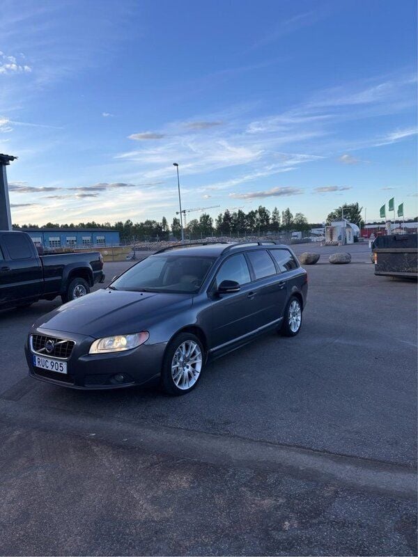 Grå Begagnad 2008 Volvo V70 Momentum Kombi | 52 000 kr (Bra pris) - Bild 1/4