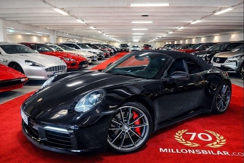 Begagnad Porsche 911 Carrera 4S 450 HK (330 kW) 2020 Jet black metallic Cab