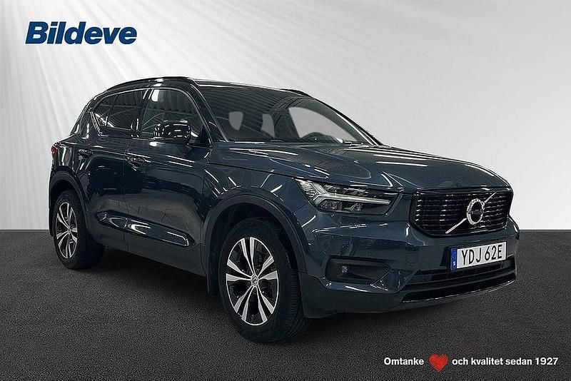 Mörkblå Begagnad 2021 Volvo XC40 R-Design SUV | 379 900 kr (Marknadspris) - Bild 1/4