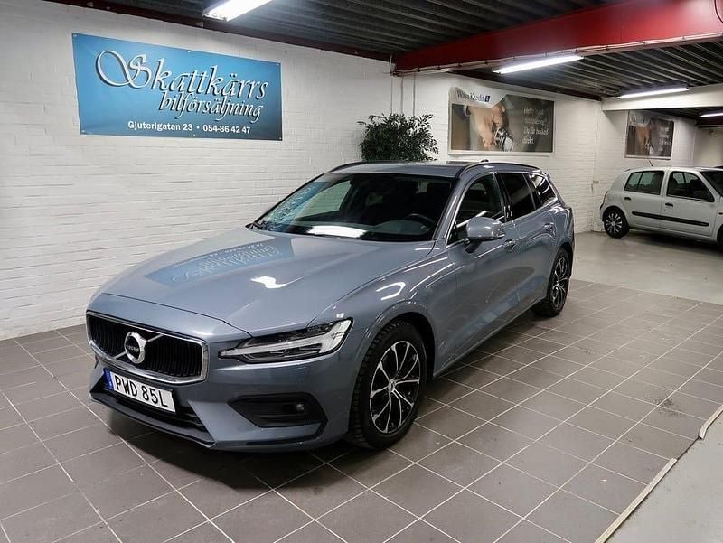 Grå Begagnad 2022 Volvo V60 Momentum Kombi | 269 000 kr (Bra pris) - Bild 1/4