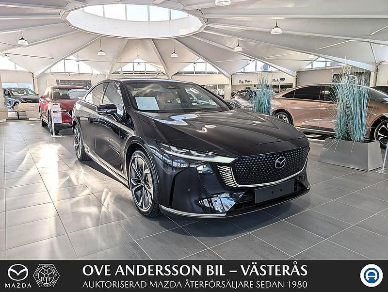 Grå Ny 2025 Mazda 6e Takumi-Line Sedan | 472 400 kr (Marknadspris) - Bild 1/4
