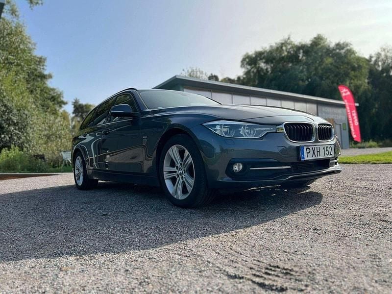 Grå Begagnad 2016 BMW 320 Sport Line Kombi | 175 000 kr (Bra pris) - Bild 1/4