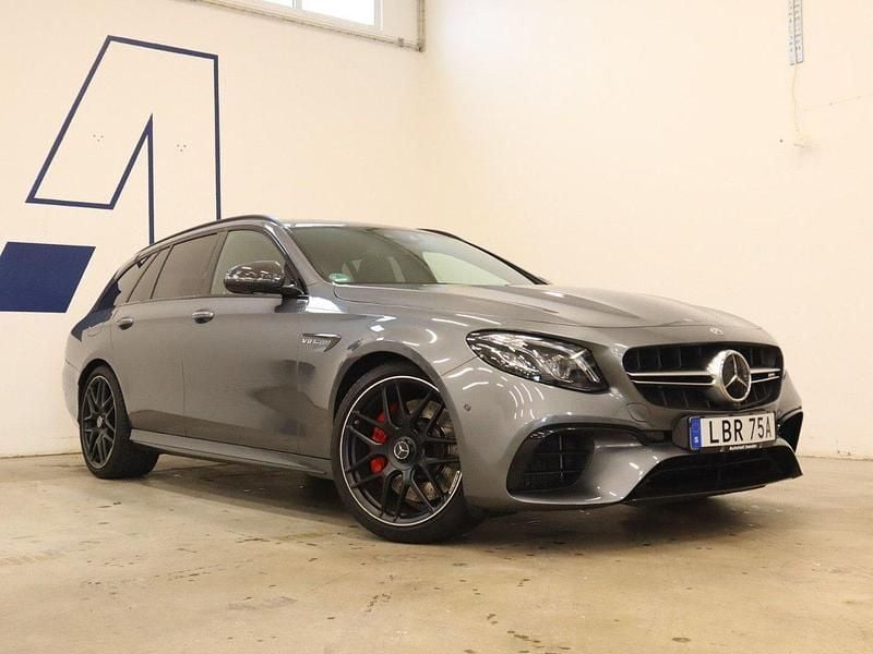 Grå Begagnad 2020 Mercedes E63S AMG AMG Kombi | 929 000 kr (Dyr) - Bild 1/4