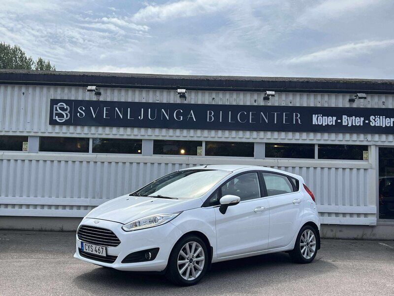 Vit Begagnad 2015 Ford Fiesta Titanium Halvkombi | 74 900 kr (Marknadspris) - Bild 1/4