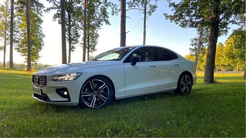 Vit Begagnad 2022 Volvo S60 R-Design Sedan | 374 000 kr (Marknadspris) - Bild 1/4