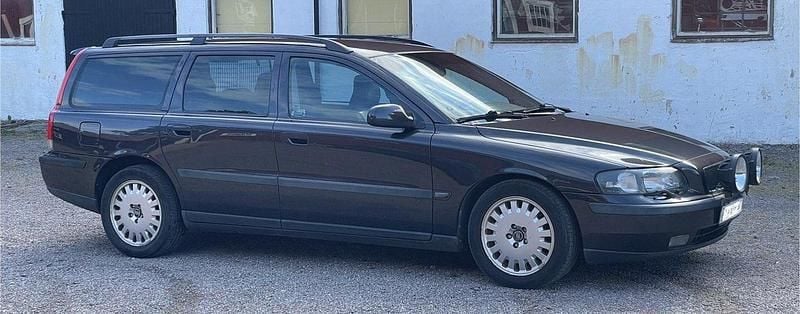 Grå Begagnad 2002 Volvo V70 Business Edition Kombi | 13 000 kr (Marknadspris) - Bild 1/4