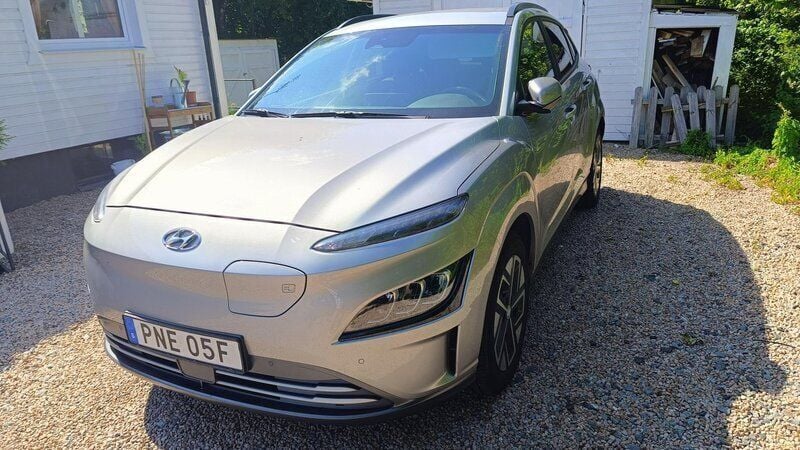 Grå Begagnad 2022 Hyundai Kona Essential SUV | 199 000 kr (Bra pris) - Bild 1/4