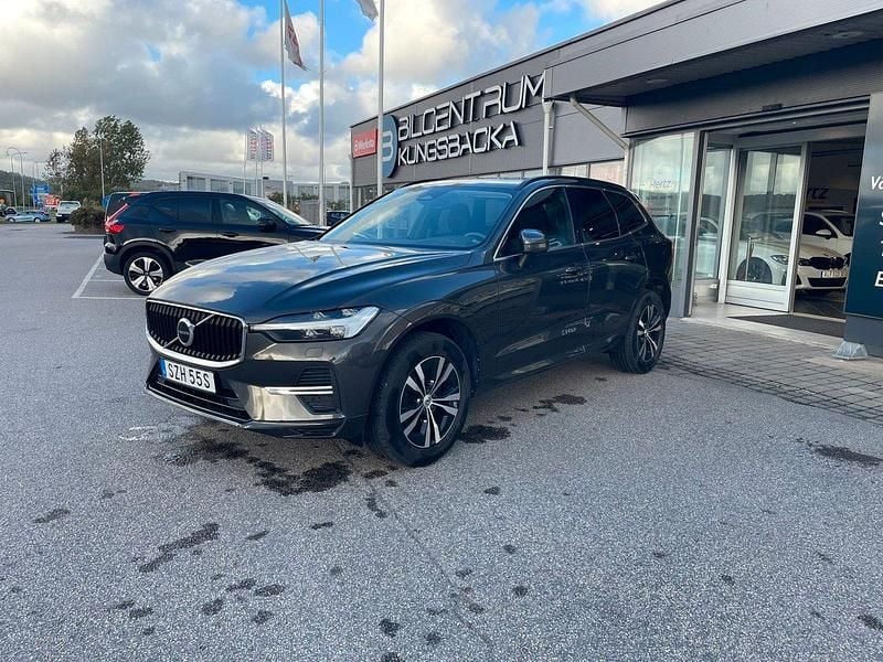 Grå Begagnad 2022 Volvo XC60 Momentum SUV | 384 900 kr (Bra pris) - Bild 1/4