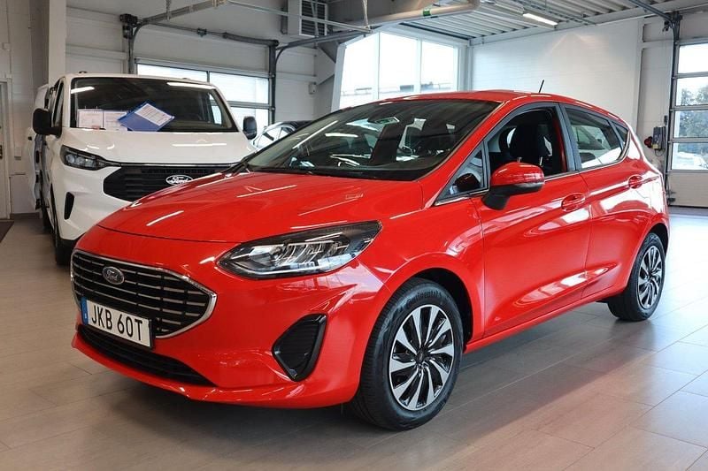 Röd (laser red) Begagnad 2022 Ford Fiesta Titanium Halvkombi | 164 800 kr (Marknadspris) - Bild 1/4