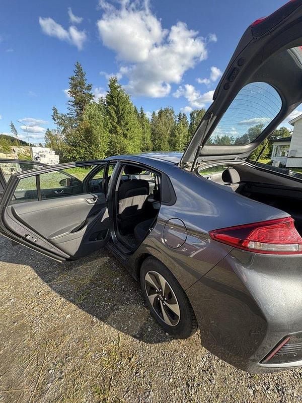 Grå Begagnad 2017 Hyundai Ioniq Comfort Sedan | 115 000 kr (Superpris) - Bild 1/4