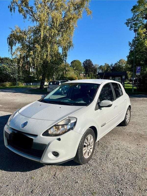 Vit Begagnad 2012 Renault Clio R.S. Halvkombi | 28 000 kr (Bra pris) - Bild 1/4
