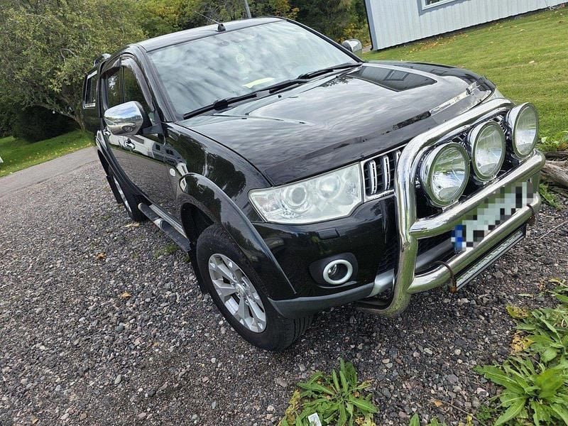 Svart Begagnad 2011 Mitsubishi L200 Pickup | 119 000 kr (Marknadspris) - Bild 1/4