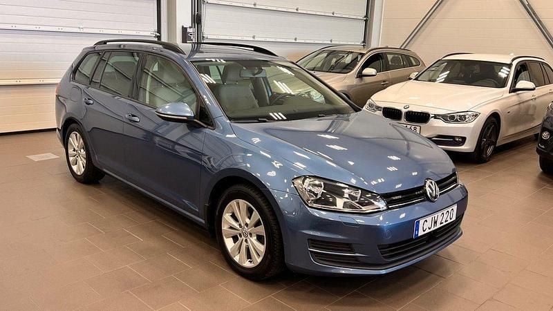 Blå Begagnad 2014 VW Golf VII Kombi | 109 000 kr (Marknadspris) - Bild 1/4