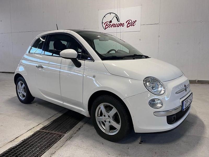 Vit Begagnad 2015 Fiat 500 Lounge Halvkombi | 64 900 kr (Marknadspris) - Bild 1/4