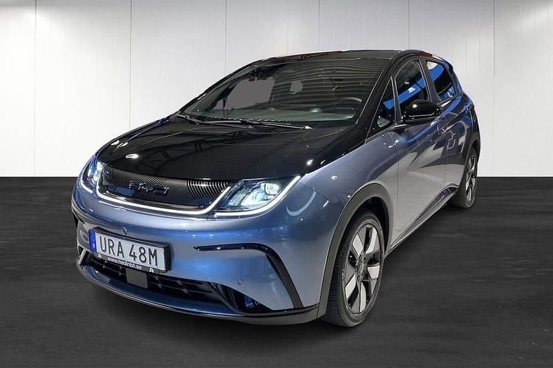 Grå Begagnad 2023 BYD Dolphin Comfort Halvkombi | 264 900 kr (Bra pris) - Bild 1/4