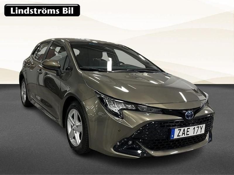 Begagnad Toyota Corolla Hybrid Active 141 HK (103 kW) 2024 Grön Halvkombi