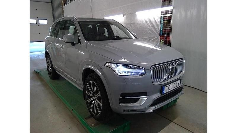 Grå Begagnad 2023 Volvo XC90 Plus SUV | 675 000 kr (Marknadspris) - Bild 1/4