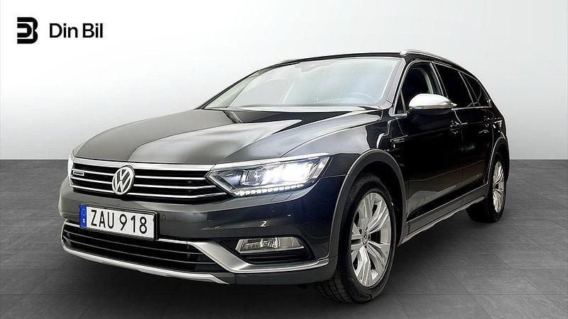 Mörkgrå (mangangrå metallic) Begagnad 2017 VW Passat Alltrack Executive Kombi | 249 900 kr (Marknadspris) - Bild 1/4