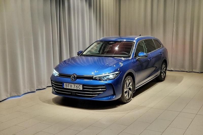 Blå Begagnad 2024 VW Passat Kombi | 349 900 kr (Marknadspris) - Bild 1/4