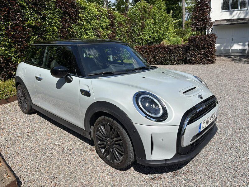 Silver Begagnad 2022 Mini Cooper SE Halvkombi | 250 000 kr (Marknadspris) - Bild 1/4