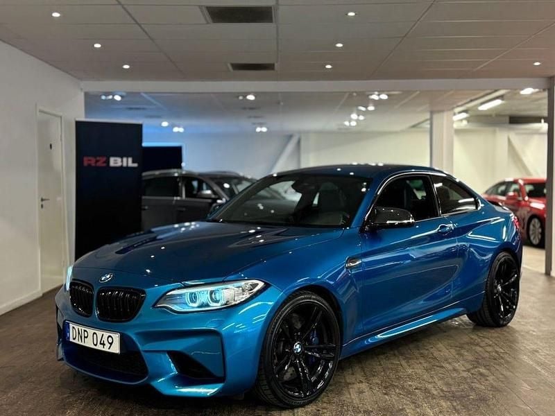 Blå Begagnad 2017 BMW M2 Sportkupé | 389 900 kr (Marknadspris) - Bild 1/3