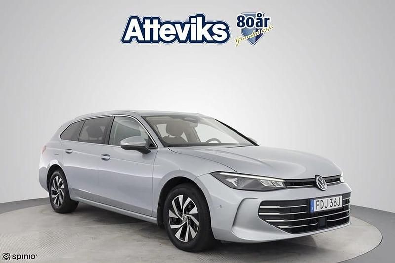 Silver Begagnad 2024 VW Passat Business Kombi | 338 800 kr (Dyr) - Bild 1/4
