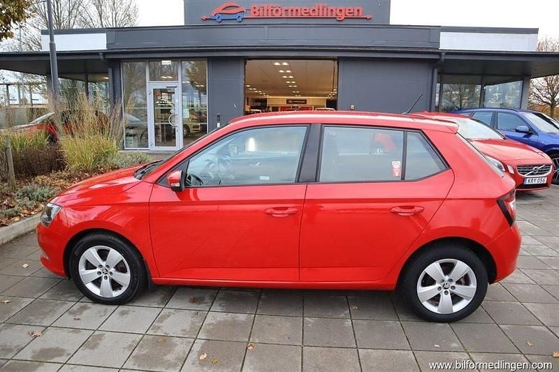 Röd samma som bilen Begagnad 2017 Skoda Fabia Halvkombi | 138 900 kr (Marknadspris) - Bild 1/4