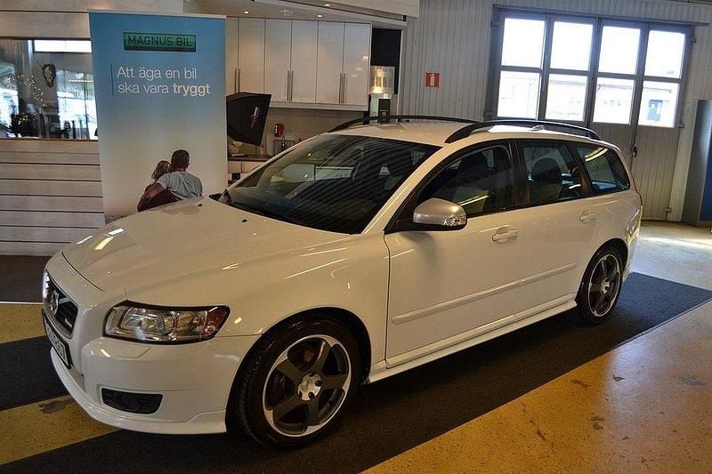 Vit Begagnad 2010 Volvo V50 R-Design Kombi | 74 500 kr (Marknadspris) - Bild 1/4