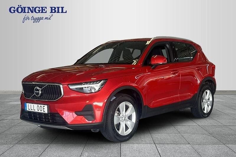 Röd Begagnad 2023 Volvo XC40 Core SUV | 339 000 kr (Marknadspris) - Bild 1/3