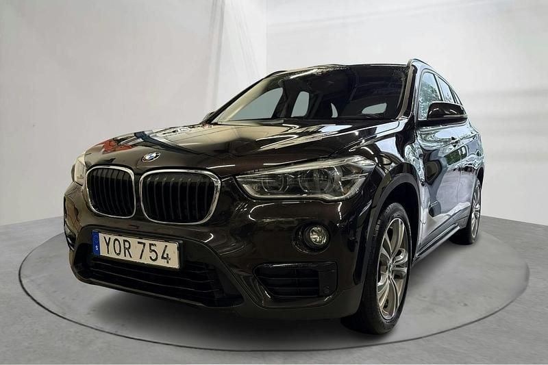Brun Begagnad 2018 BMW X1 SUV | 170 000 kr (Bra pris) - Bild 1/4