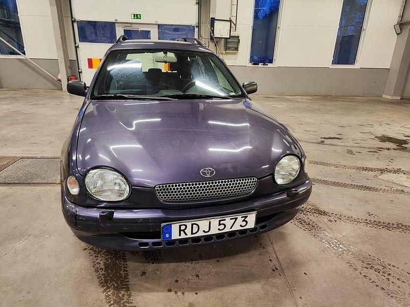 Begagnad Toyota Corolla 107 HK (78 kW) 1999 Lila Kombi